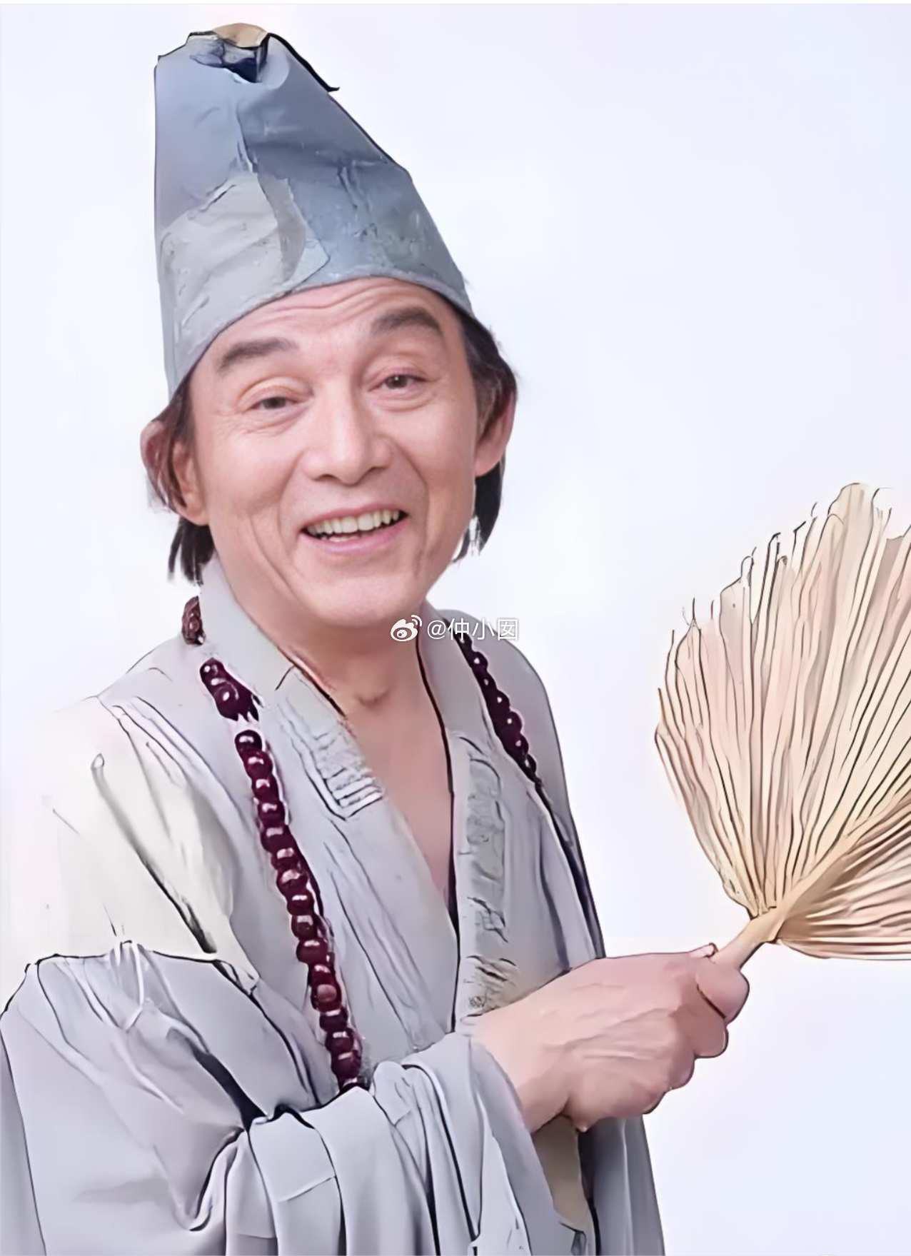 93岁的游本昌老师走了，在睡梦中安详离开，最后一句话是“我很舒服”。

听到这个消息心里挺平静的。想起之前看《繁花》，90岁的他演起爷叔来依然精气神十足，每天工作近10小时，为每场戏准备多套方案。他说那是“激情燃烧的时光”。

这种对热爱的执着，让人想起虫姐学滑板的样子。一开始练不顺转弯会 ​