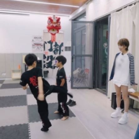 陈妍希带儿子小星星去吴京开的影武堂练习武术，和谢楠儿子一见面就先切磋两下，看到小星星踢谢楠儿子还蛮大力的，陈妍希就开玩笑说：“星星你打伤了，妈妈可能要赔钱。”

谢楠也让两人穿上护具再切磋，毕竟都是小孩子，万一真的打疼了，打急了就要闹矛盾了。

吴京的儿子吴虑真的有学习武术的天赋，他比陈妍希儿子还小