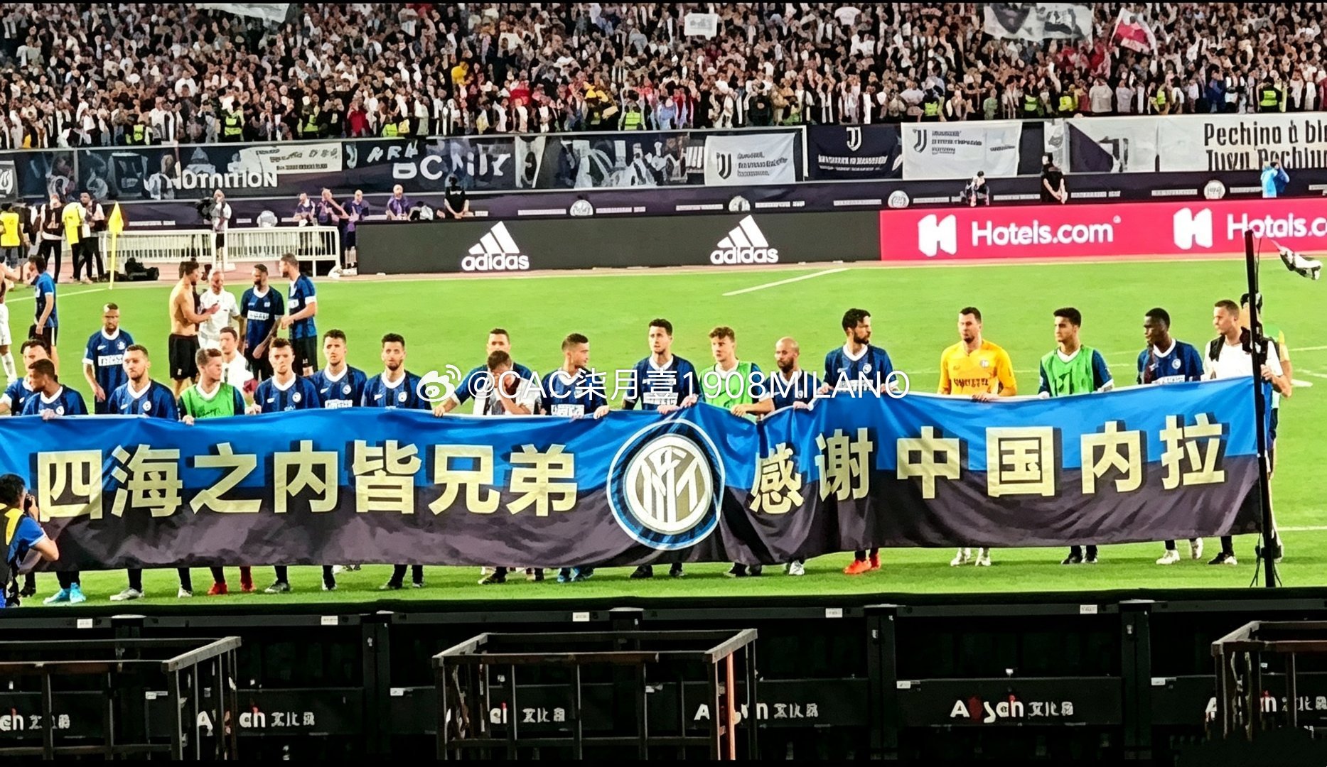 🤔是坚持自己的战术理念，还是选择中途妥协？
 
诚然现代足球正在朝着某个方向演进，但必须看到现实：国际米兰已经不在欧洲前五强队之列，转会市场上也只能做充满想象力的操作，这支球队过往的踢球方式、取得成功的路径，本就与众不同。
 
答案只能交给时间：一方面等待球员真正理解这套全新的战术信 ​