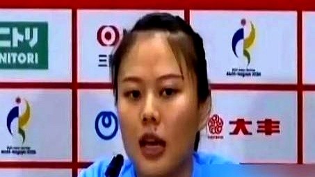 同样是27岁国手，有人得自己掏钱赴美找球打，有人刚拿完金牌就被高薪抢走。

男篮贺希宁腰伤发作退出集训，合同签到2030年，却只能自费飞去美国特训找状态；女排队长龚翔宇亚运三连冠次日，直接被日本SV联赛官宣，连夜飞抵富山合练。

一个是拿着长约还要自掏腰包升级技术，一个是靠着赛场统治力让海外资方抢着