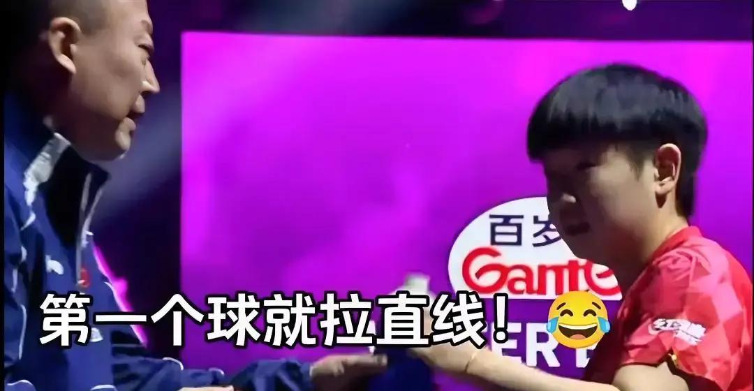 比赛刚开始，孙颖莎脸都绿了，直接冲教练小声嘀咕：“那个家伙第一球就敢硬拉我的直线？”

你说这气儿能不憋炸？输不起还得忍着，眼神跟没见过似的盯着场上那一球，整局都憋在心里，直到跟教练吐槽才稍微松口气。
俩人是第一次对战，孙颖莎明显没料到对手这么“狠”，气得都快炸了，教练还得赶紧拍拍她肩膀说别介意。
