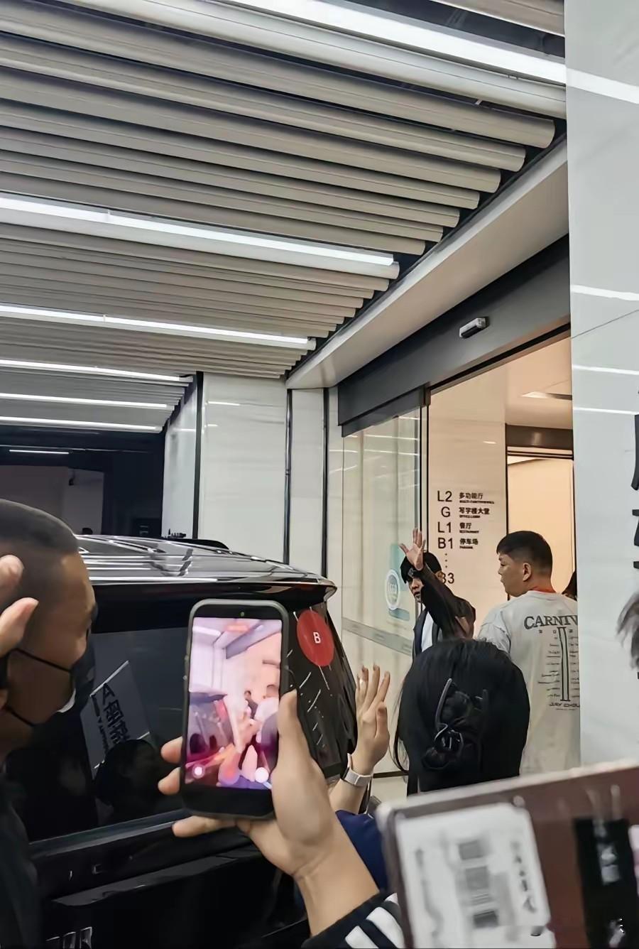 周杰伦青岛演唱会圆满落幕之后，并没有立刻离开这座城市，留在青岛拍摄星巴克的品牌广告。拍摄地点恰好选在了粉丝提前搭建好的应援区域，这个地方几天前，还是各地杰迷相聚打卡、合唱应援的场地。
 
同样一处场地，前几天挤满奔赴演唱会的歌迷，满是横幅和应援物料，大家在这里一起听歌、分享喜悦。如今周杰伦亲自来到这