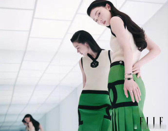 #单依纯Wallpaper中文版十月封面#
单依纯wallpaper中文版银十封面，连登两本顶级杂志封面了 ​