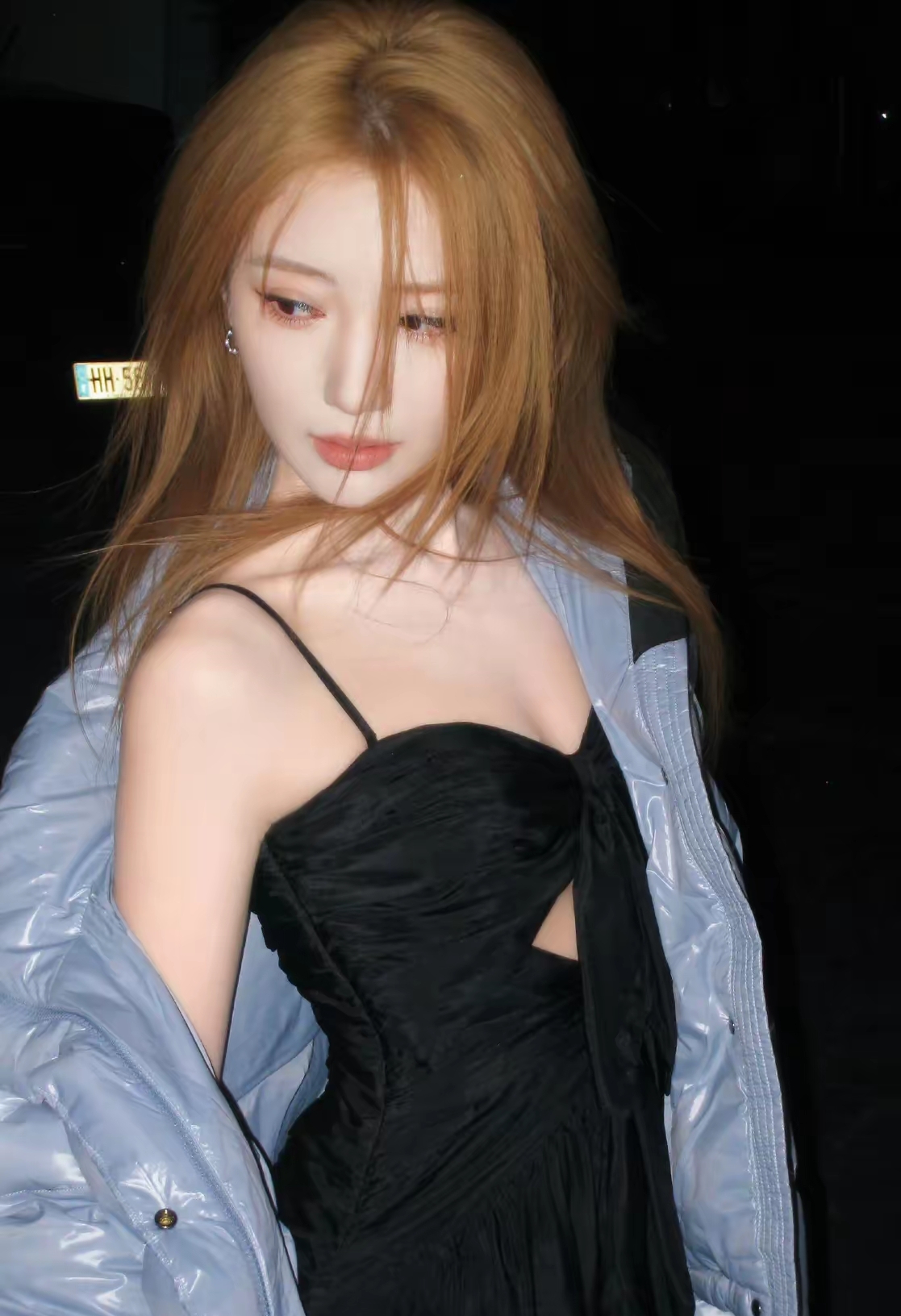 毛晓彤夜晚氛围感大片来袭，甜酷混搭太出圈