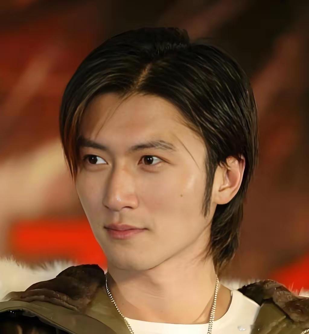 #锋芝 原配真夫妻的含金量# 谁起的这个话题啊？谢霆锋心里始终念着王菲，张柏芝独自辛苦拉扯三个孩子长大。所谓原配的珍贵，不过是两人共担家事的默契，他俩早就各自翻篇，没必要再脑补复合，成年人都有各自安稳的生活。。。再说了，年少惊艳喜欢貌美如花，成年后更偏爱灵魂同频。好看是第一眼的心动， ​