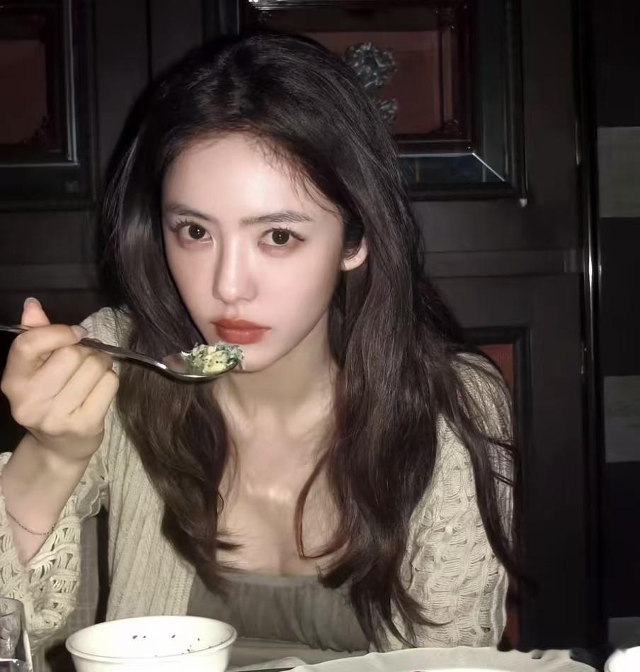 我有强烈的预感，
蔡文静应该很难结婚了，
不是因为没有人追求，而是因为她很难找到一个比她更爱自己的人了
 
蔡文静说她在剧组里的时候，一堆已婚男演员纷纷劝婚，还担心她性子太独立。
 
但是她现在她事业也挺好，可以自己赚钱自己花，闲暇的时候健健身，把时间都留给自己想做的事，也完全不必依附任何人。