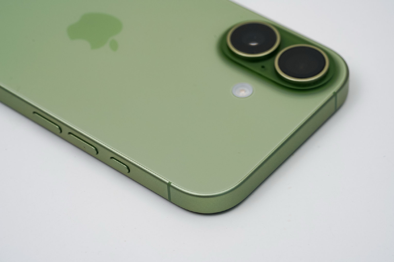 #搞机兔的小基地[超话]# 港版 iPhone 17 鼠尾草绿色 512GB，全网通单卡+esim，满血版，原生支持AI，95新  电池96% ，保修到2026年09月25日，6200 ​