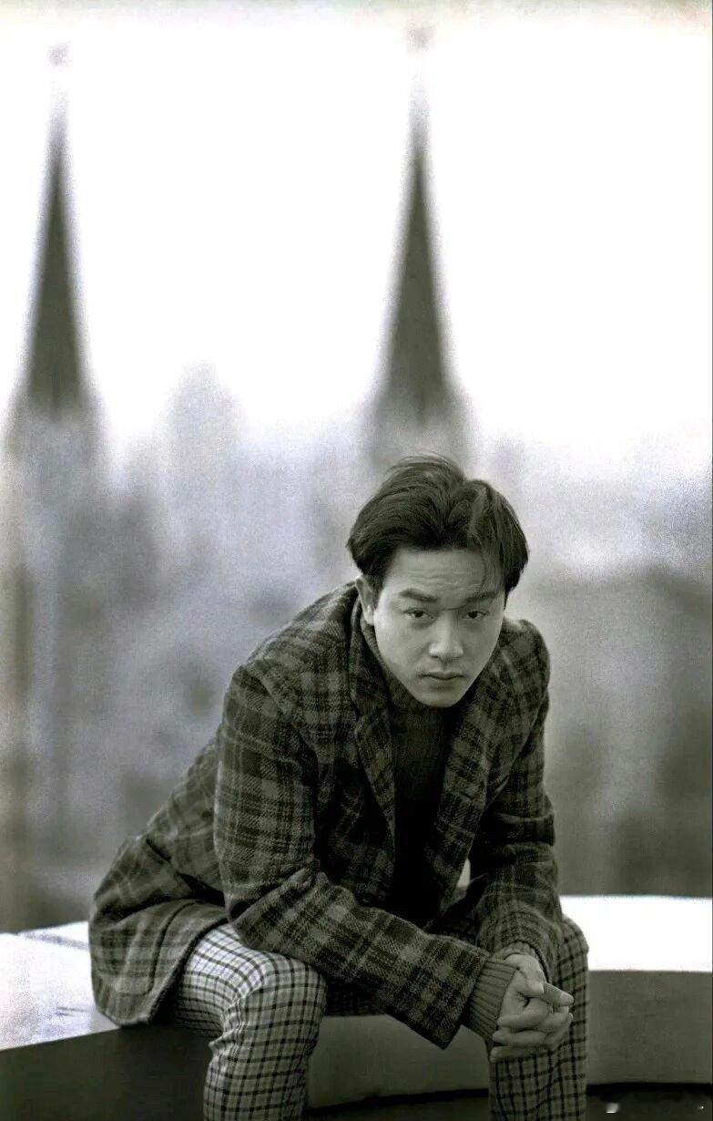 【疲惫的张国荣】这是韩国摄影师Hyung S. Kim在1998年拍摄的一组照片。摄影师后来回忆：“那天哥哥很憔悴疲惫，也更接近他真实的状态，于是便按下了快门。”  ​