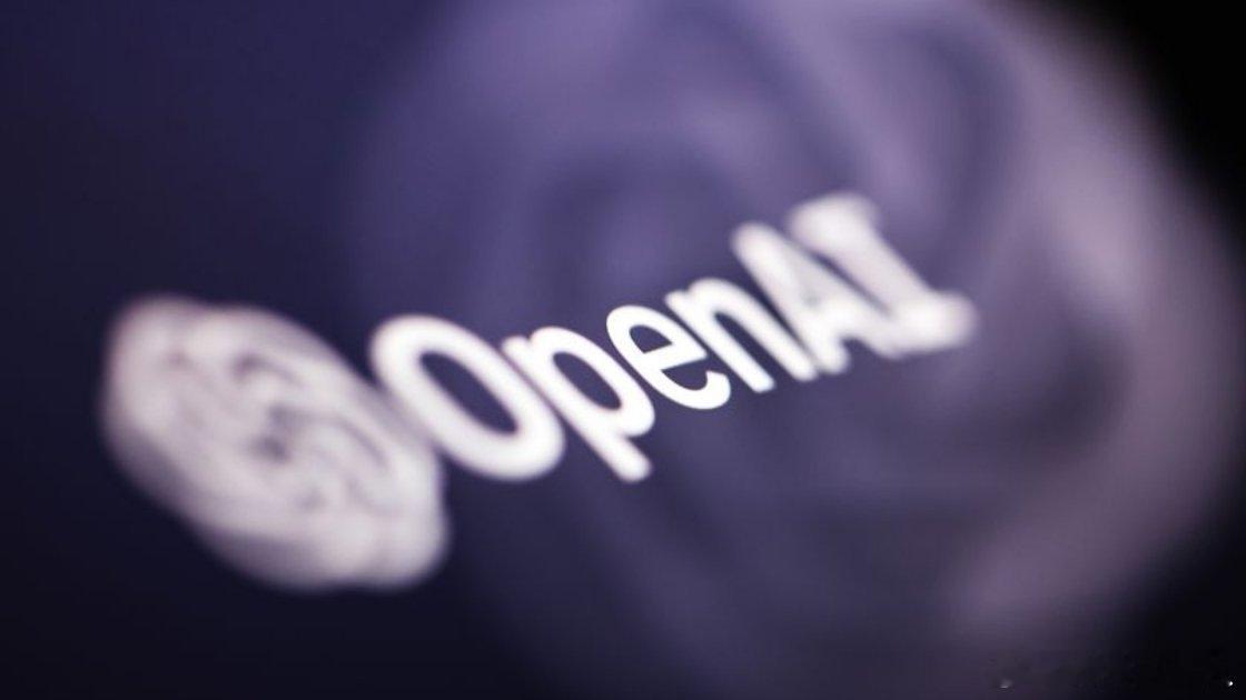 #OpenAI称AGI时代到来# OpenAI发布GPT‑6 Astra，动用超10万块GPU完成训练，官方喊出“欢迎来到AGI时代”。AI不再局限回答问题，可以自主操作浏览器、专业软件，直接交付成品。多项基准测试大幅刷新纪录，还挖掘出全新零日漏洞。API定价上涨2.5倍，AI训练AI的闭环已然启动。但隐患同样存在，模型内部推 ​