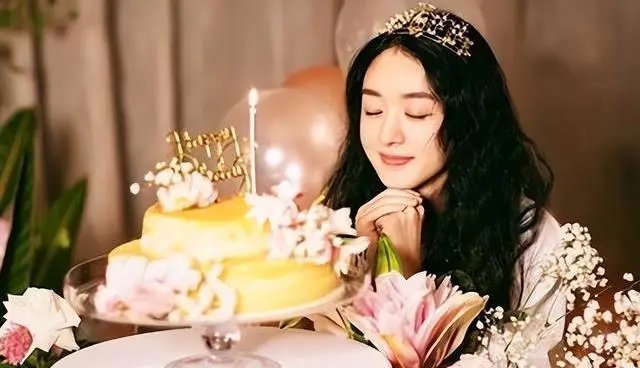 赵丽颖生日安静却稳居华鼎奖最佳女演员提名，冯绍峰当年评价精准

赵丽颖的39岁生日来得平静无波。她在2026年10月16日迎来这个日子，那天没有热烈的聚会，没有刻意的宣传。网友们把目光投向了2018年的同一天，那时候她选择在生日当天公开宣布结婚的消息，直接让网络平台陷入短暂的拥堵。这样的对比，让 ​