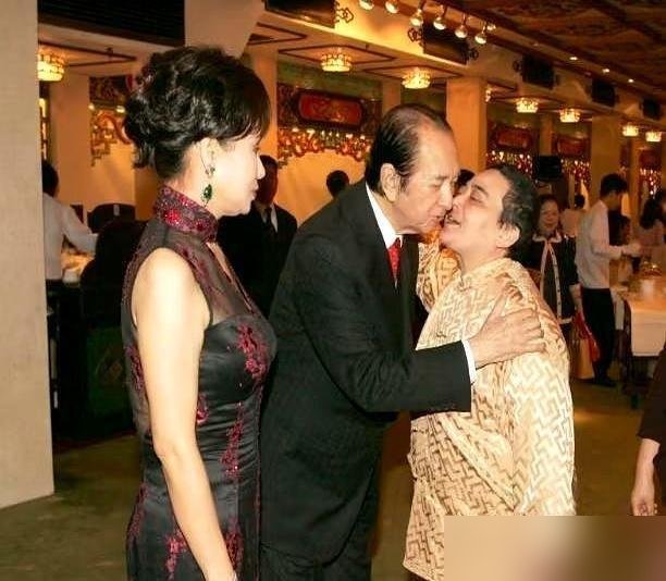 赌王家宴，四太当众把22只龙凤镯往奚梦瑶手腕上套，一串澳白珍珠直接挂脖子上。
这哪是答谢宴，分明是“交权仪式”现场。何猷君台上告白到“下下下一生”，四太台下发言，句句夸儿媳“愿意融入家族，还生了两个孙子”。
更狠的是，大房何超雄罕见现身，坐在那里就是一张“全家福”的活体注脚。黄晓明、方媛、陈乔恩