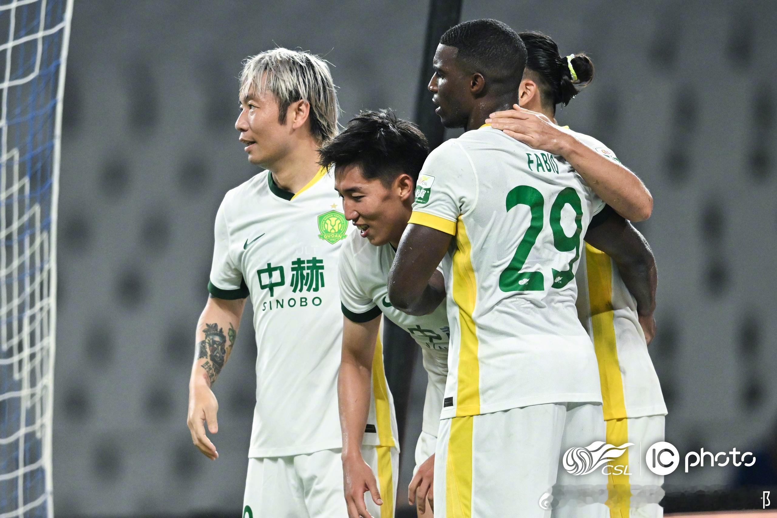 8月18日，2026怡宝中超联赛第18轮补赛进行，北京国安客场3-0击败上海申花。

比赛开局阶段，塞尔吉尼奥发出角球，杨立瑜头球稍稍高出。第12分钟，侯森扑出对方不停球劲射。第34分钟，侯森飞身扑救挡出对方远射。第42分钟，塞尔吉尼奥左路传中，拉莫斯力压对方后卫头球攻门，随后倒地补射得分！补时阶段 ​