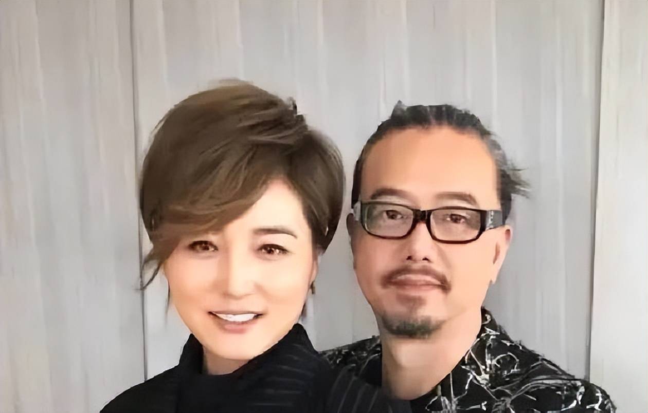 低调瞒了两年！张延张锦程20年婚姻落幕，男方一字实锤离婚
 
8月26日港媒爆料，张延、张锦程早已结束二十余年婚姻。
 
面对媒体求证，张锦程仅回复一个“是”字，干脆确认离婚事实。
 
两人2024年就办完离婚手续，一直对外低调隐瞒。
长期异地分居，张延定居内地，张锦程留守香港。
生活节奏、文化与价