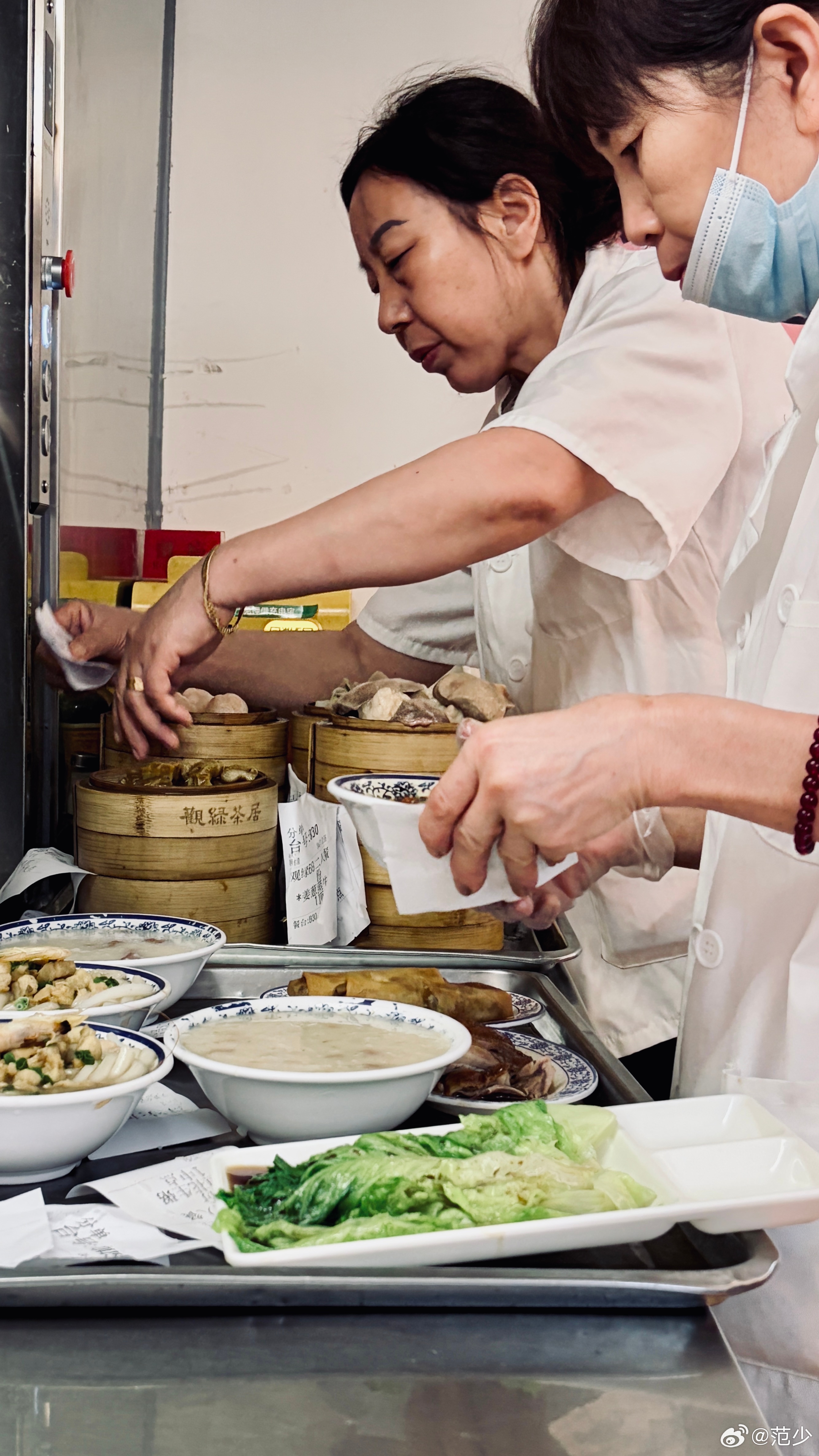美食 【所谓老味，就是从前的穷味】这个店从下到上，透出一股老味，在马路...