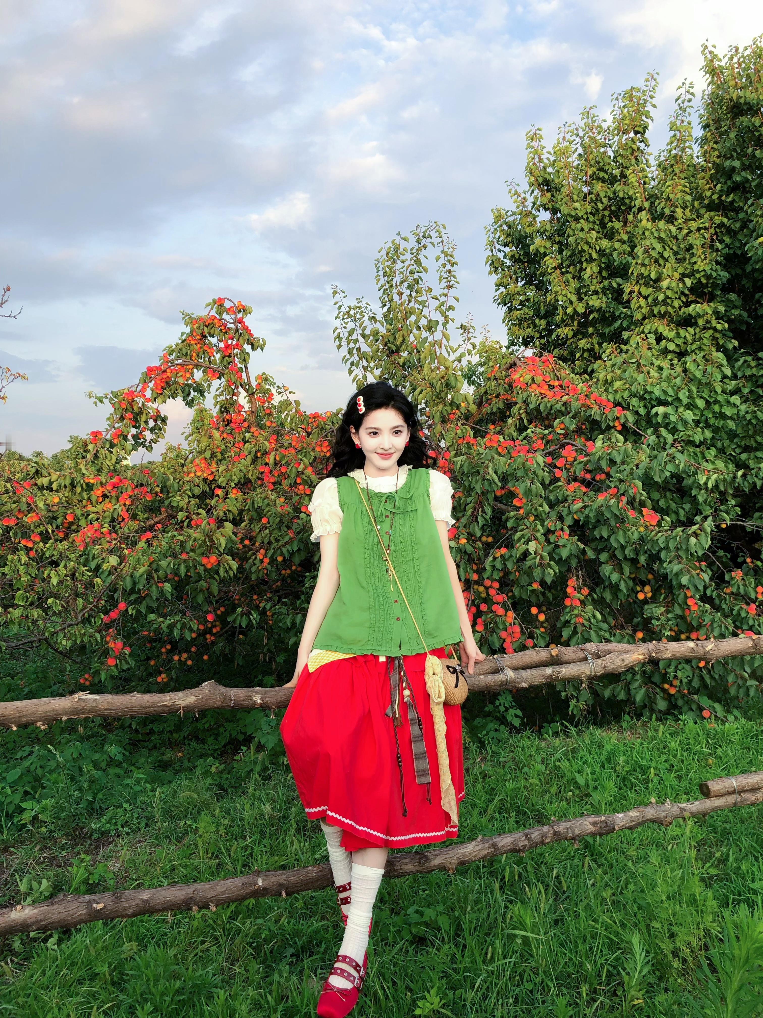 #章若楠今年每套私服穿搭都好能打#
该怎么给你形容此女的权威呢🤓
学习穿搭三要素：版型 色彩 章若楠 ​