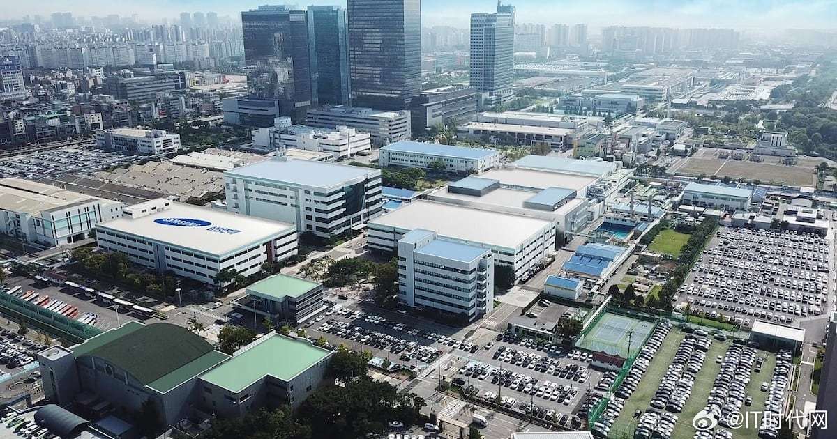 #三星电机三季度营收利润创历史新高#
IT时代网10月28日消息，三星电机今日公布 2026 年第三季度业绩：合并口径营收 3.7633 万亿韩元，营业利润 6910 亿韩元，均创单季历史最高纪录。营收同比增长 30%，营业利润同比大增 165%，环比分别增长 9% 和 57%。
三星电机表示，业绩改善主要来自元件方案事业部 ​