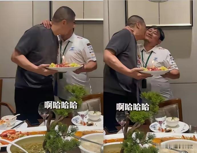 难怪张雪能这么火！
李亚鹏迎来55岁的生日，张雪特意赶来现场给他庆祝。宴席之上，她搂住李亚鹏的脖颈，当众开口询问可否亲对方一下，引得周围人一阵惊呼，紧接着两人贴脸互相亲吻。在场的宾客全都开怀大笑，并未感到半点别扭，还有人调侃两人之间，算得上是惺惺相惜。

十月七日上午，李亚鹏发了条假期vlog，这段