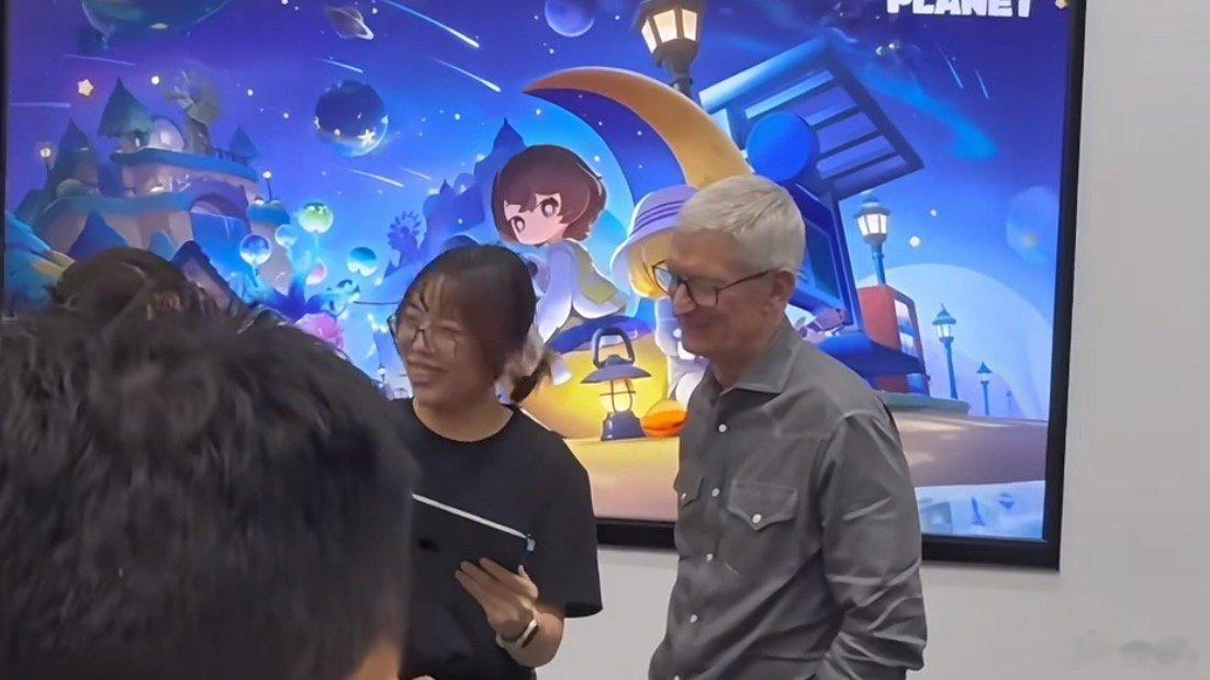 #库克到访米哈游体验绝区零#
他来过很多次了吧？好像说是库克梭哈了圣骸兽，所以去的米哈游，派女角色coser来合照也太不上心了 ​