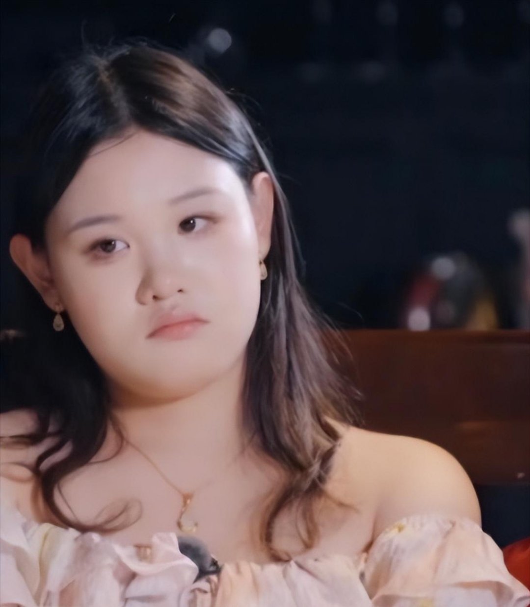 #我家那闺女张家齐母女#
张家齐参加我家那闺女，童年细节曝光
张家齐妈妈情感胎居：人到中年，心理却没法独立，像还在索取照顾的婴儿。
所有情绪都要女儿兜底，只会盯着自己的委屈，看不到张家齐承受的压力。本该妈妈守护女儿，现实却是张家齐被迫当“家长”，长期供养妈妈的情绪。 
张家齐不知妈妈年 ​