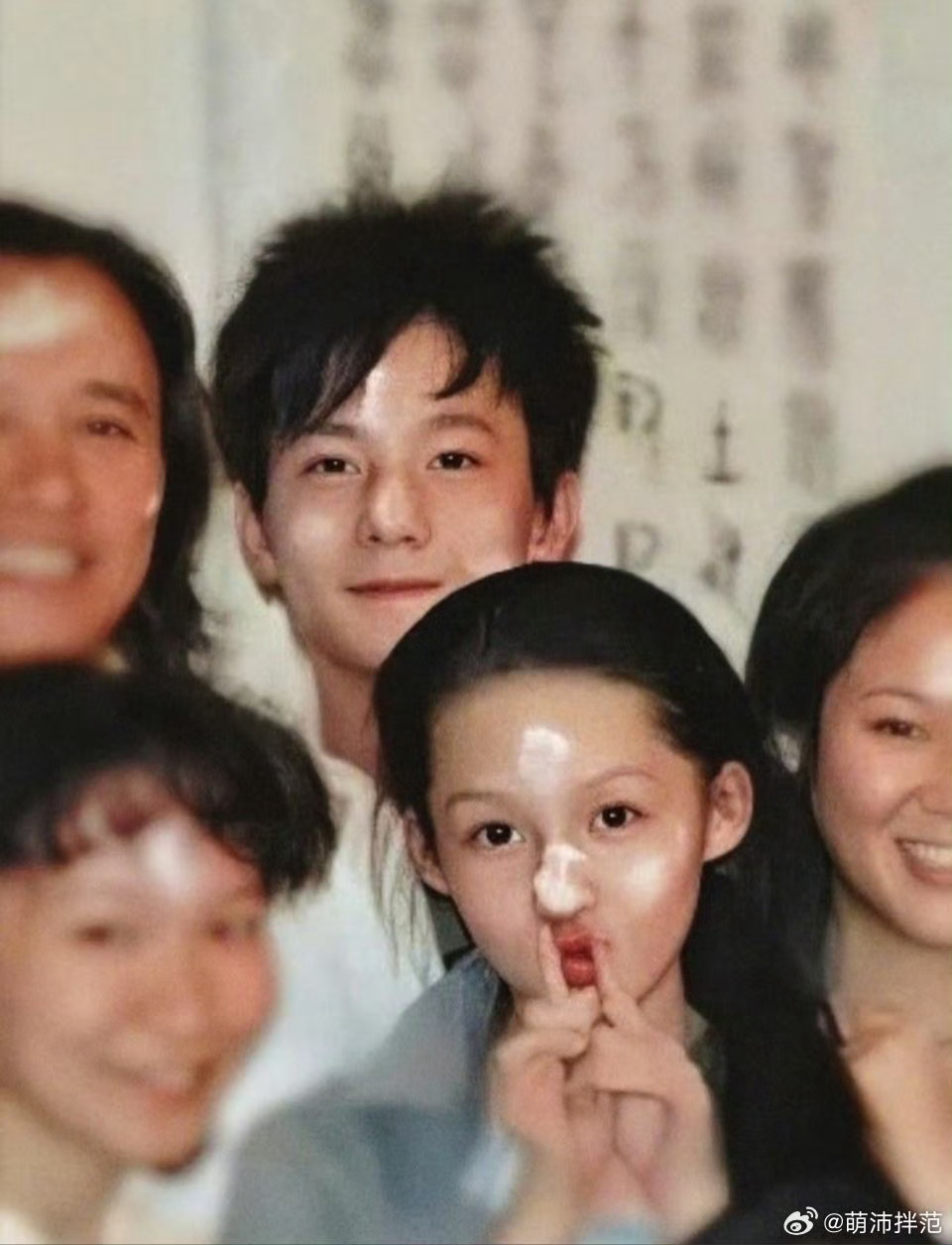 内娱两种低调长跑的感情✨
杨洋李沁谈了五年：两人体面分手，杨洋最近被爆还要饰演等风热吻你中的男主，两人事业都很红火！
井柏然和刘雯：广告结缘，恋爱长跑六年，井柏然因为最近饰演的早春晴朗爆红，刘雯手机壁纸是井柏然？感情也是一如既往的好
大家还知道哪些类似的情侣？请在评论区下你的回答！
 ​