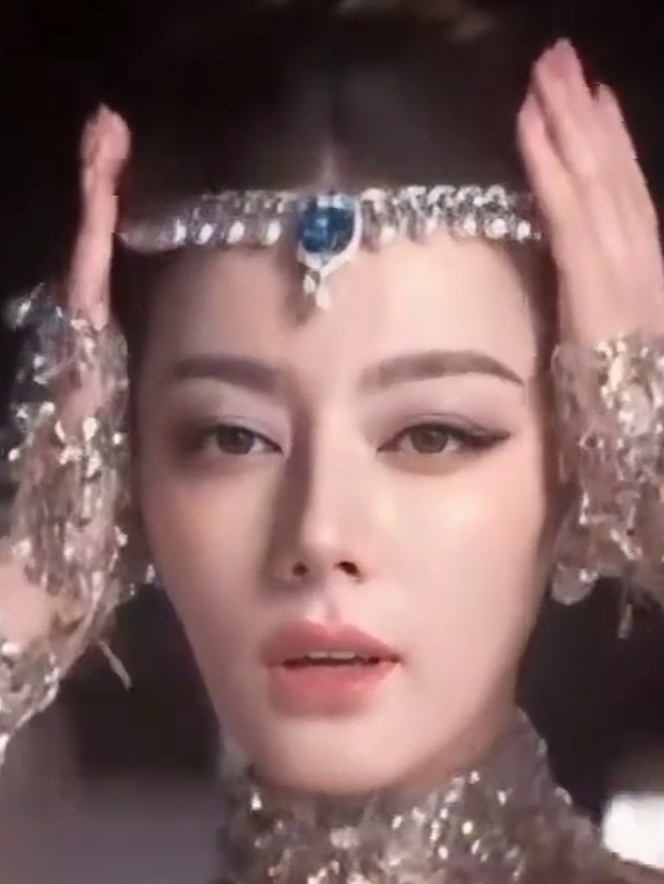 迪丽热巴造型师被指“逼宫”品牌！网友：头上没戴紧箍咒

媒体评迪丽热巴造型师被指“逼宫”品牌，瞬间引爆了热搜。事件起因是造型师闵塔鲨发布红毯造型并艾特合作品牌，遭网友质疑“逼宫”。品牌认领后，强扭的瓜终于顺了。

点开评论区，画风那是相当精彩。粉丝狂喜：“破茧成蝶，未来可期”“热巴红毯杀疯了，太惊艳