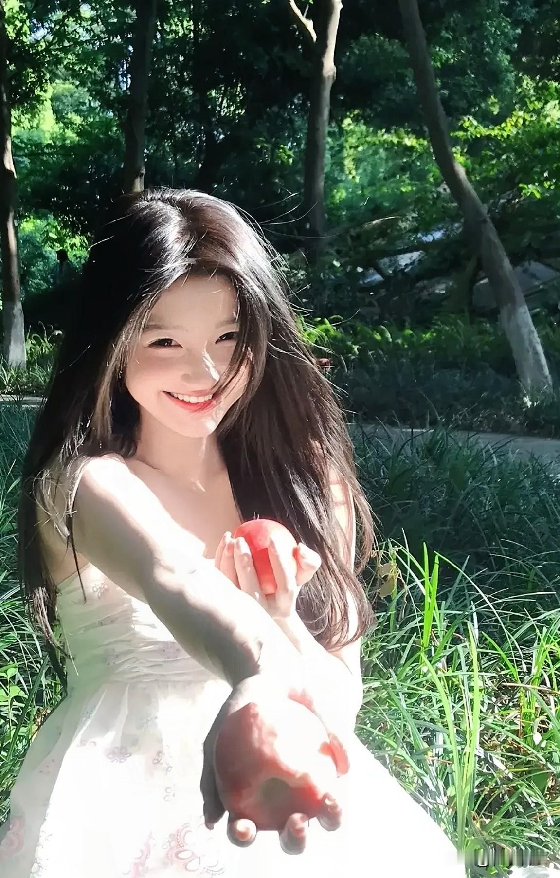 白裙轻晃，蜜桃沁香，阳光轻吻，笑融冰汽，整个夏天都被酿成了清甜到心尖的诗。。