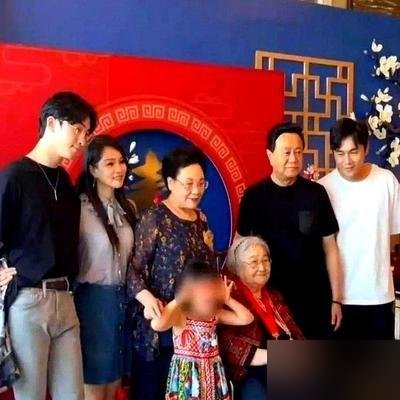 伊能静带哈利回沈阳婆家，一家子直接杀去澡堂搓澡，她素颜裹着毛巾啃冻梨，跟婆婆盘腿唠嗑。
这画面你品品，女明星卸了妆，在东北大澡堂子里毫无包袱，跟婆婆处得像老姐妹。
哈利也在，秦昊爸妈全程陪着，两大家子融一块儿，没半点生分。
之前综艺里秦昊就说过，他俩吵起来能互拉黑，但伊能静能把前夫的儿子带进现