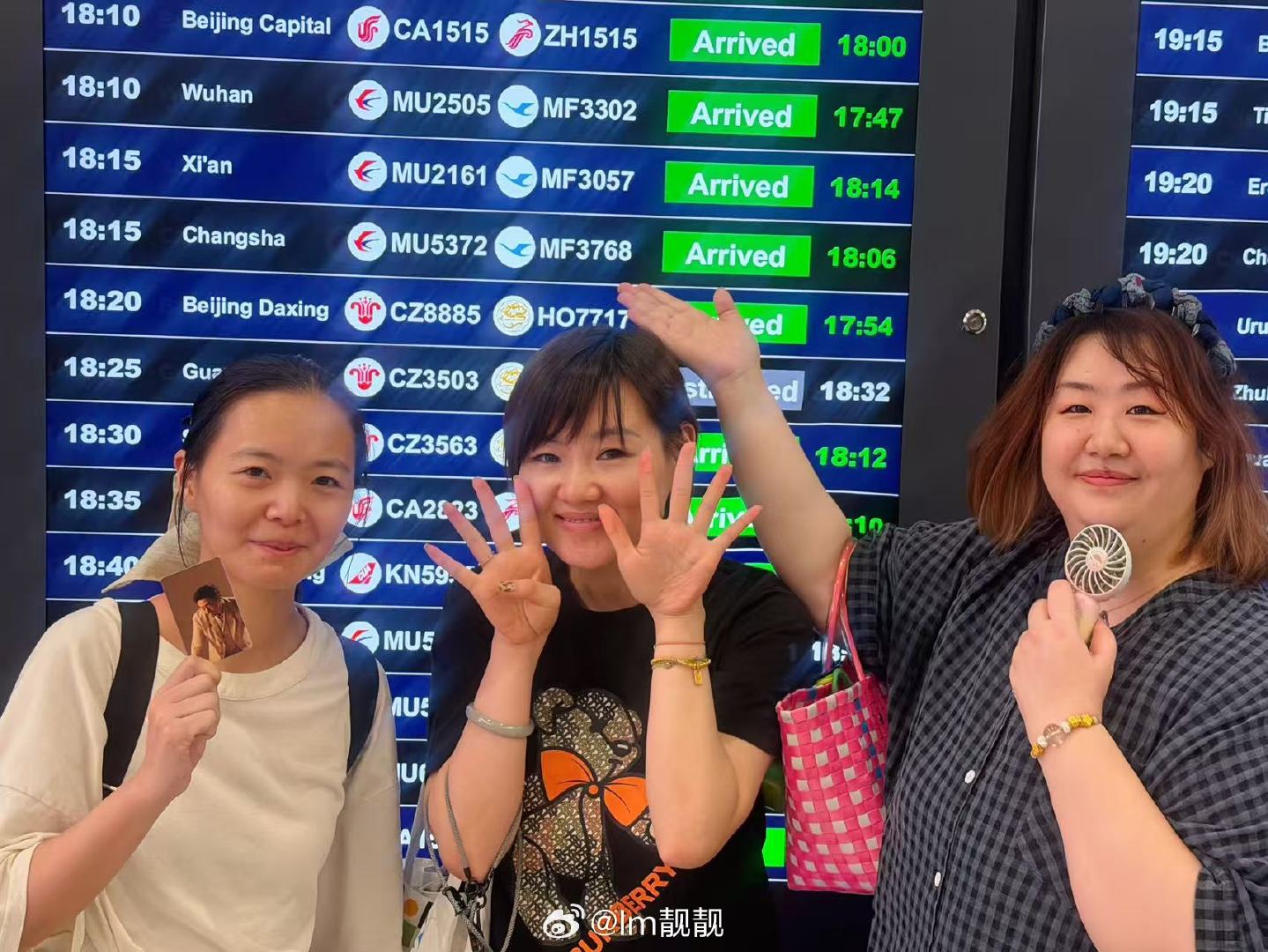 哥，我们来过了，但也只是来过！
虽然没见着但我其实还挺开心的，20年了我们还能说走就走得奔赴现场。
小卡是群里小伙伴的产出，我们又认识了新花儿！这次只差一点点了，下次我们一定能见上的。💜
#原来王传君以前那么开朗# ​