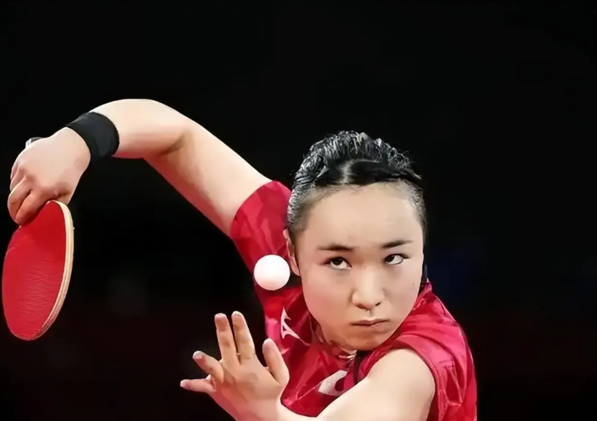 昔日把国乒逼入绝境的日本“大魔王”伊藤美诚，如今竟落得个被自家乒协抛弃、无缘奥运单打的凄凉下场。

10月15日晚上，日本乒协公布了最新的18人女队大名单，正选7人，候补11人。翻遍整张纸，伊藤美诚的名字彻底消失了。

这是她打球十二年来头一遭连替补席位都没摸到。随后她把社交账号里所有和乒乓球相关的
