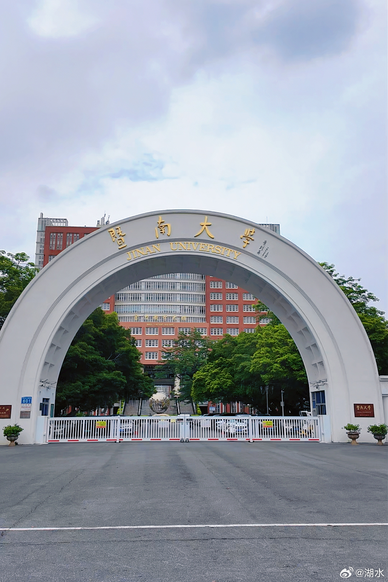 广州云淡风轻citywalk，感受百年侨校暨南大学的历史底蕴和优美风光...
