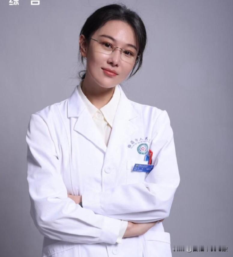 张馨予说，
大家只知道嫌我在新剧里脸肿发福，
却不知道我在高原拍戏时是为了保命。

你见过在三千多米海拔硬生生不敢减肥的女明星吗？
拍援藏题材那四个月，为了扛住缺氧和随时可能扑面而来的强烈高反，她硬是把体重维持在了一百一十二斤。不是不想要下颌线，而是脂肪在那里成了唯一的护身符。

结果倒好，几张截图