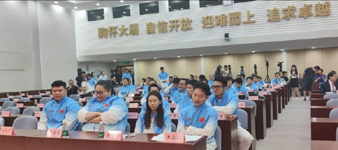 #815名中国健儿出征名古屋亚运会##名古屋亚运会中国体育代表团正式成立# 中国体育代表团总规模1274人，其中运动员815人：男运动员411人，女运动员404人，运动员平均年龄24岁。少年怀壮志，砺剑赴赛场！815名运动健儿蓄势待发，逐梦名古屋，为国争荣光💪#聚焦名古屋亚运会# ​