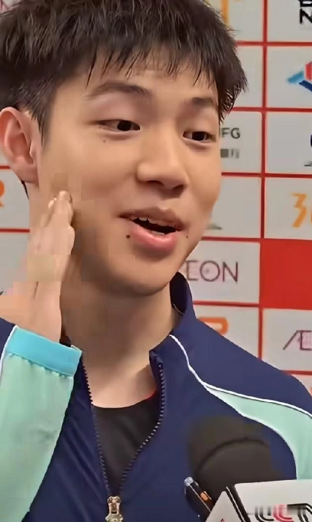心像要从胸口蹦出来。”黄友政这样形容自己的首秀紧张。记者顺着问，这股劲从哪会儿开始。他答，备战阶段就绷上了，算是提前进了比赛状态。怎么缓解？他没给复杂办法：没什么招，自己压着，上场再释放。首秀采访里，他没把自己包起来，紧张就是紧张，压着就是压着。问到哪答到哪，没有绕弯，也没搬标准答案。旁边记者被逗笑