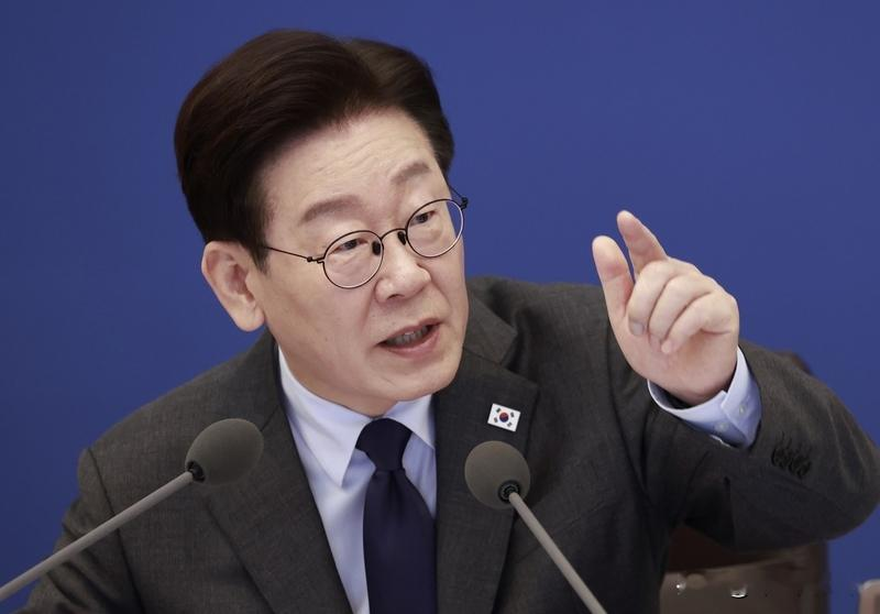 泽连斯基说漏嘴！
李在明怒拍桌子：道歉！
韩国援乌多年，换来一记背刺？

外交场上，最贵的从来不是高调造势，而是私下那句“我替你保密”。
泽连斯基在联大演讲中，突然公开韩乌私下敲定的朝鲜籍人员移交事宜。
对韩国而言，这是不折不扣的背刺——双方早有保密默契，说好只做不说，结果被单方面掀了底牌。
李在明