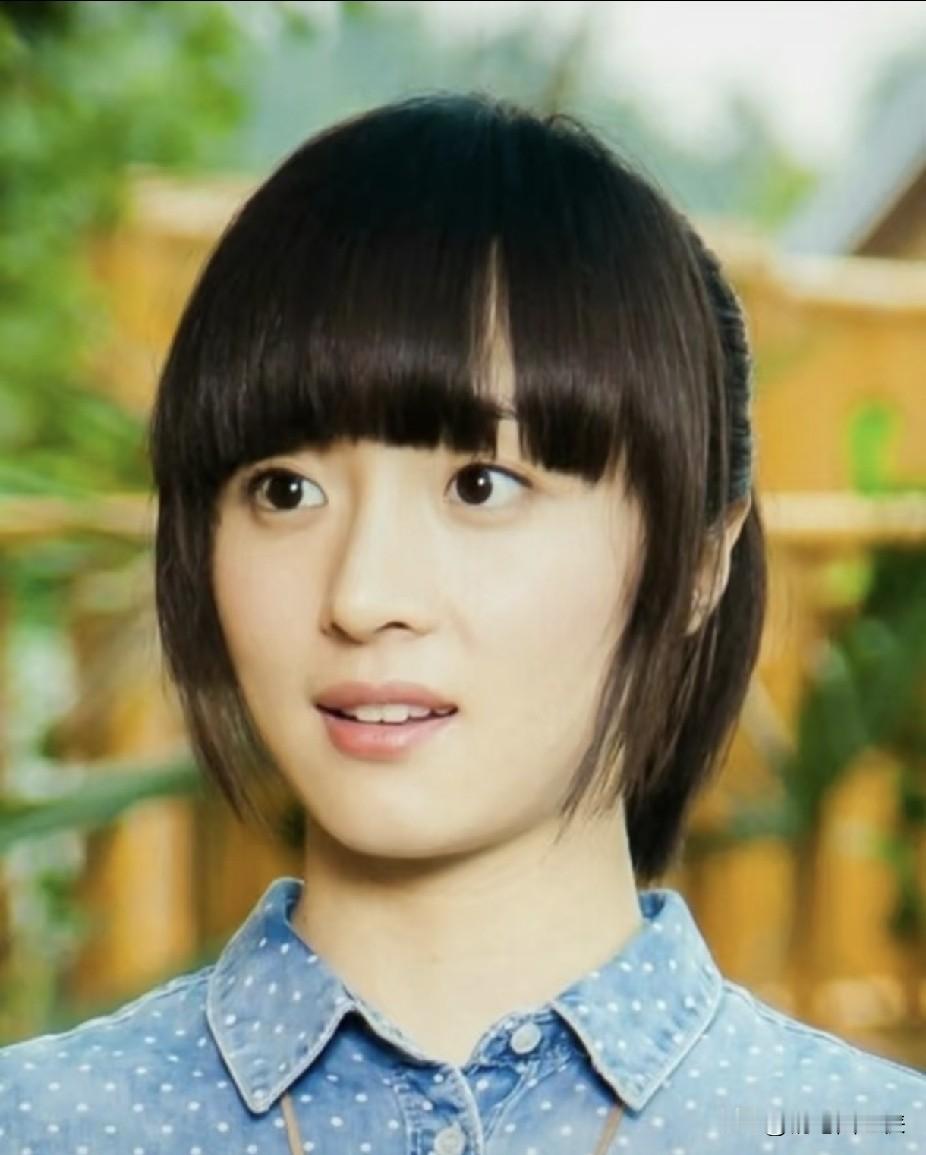 怎么捧都不火！长相挑不出毛病，胡冰卿被什么困住了？

不知道有没有人和我一样，刷到胡冰卿，会认识，但让说出她一个爆火的角色，却突然卡壳～

当年《旋风少女》捧红了众多演员，谭松韵、杨洋、白敬亭、吴磊等等，唯独她在“眼熟”“没有热度”里徘徊。

很多人觉得是颜值不行，但恰恰相反，她是属于淡颜系，五官没
