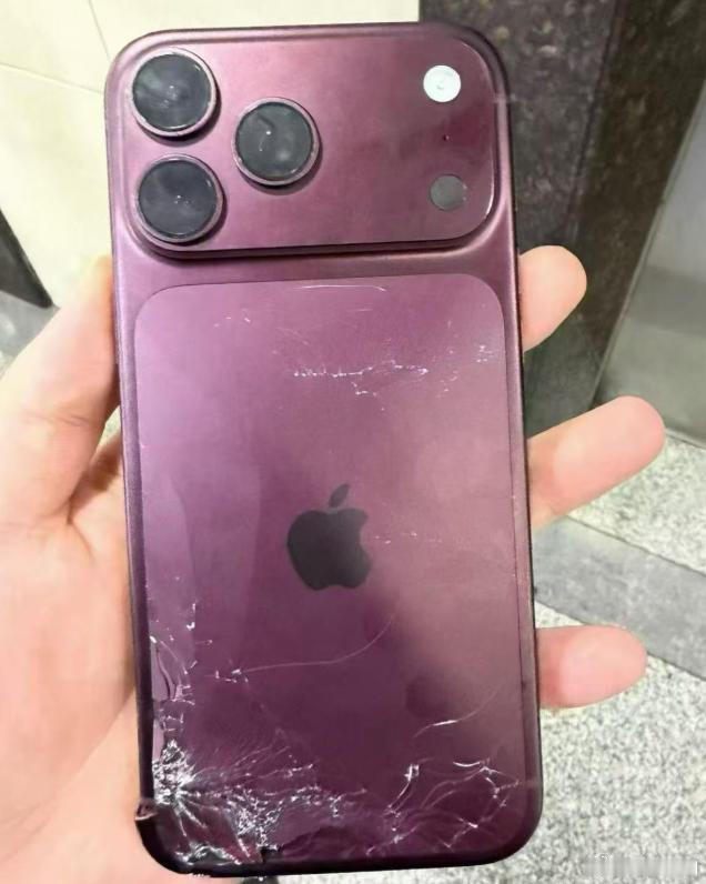 华为Mate90RS 和iPhone18 Pro 的红色 哪个好看 ​