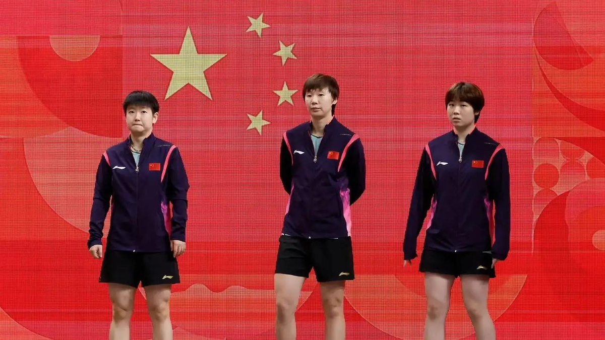 王楚钦被零封三次，上届四金王一夜之间连铜牌都摸不着！
名古屋亚运会乒乓球收官夜，七件事没一件按剧本走。林诗栋4比0横扫王楚钦拿下男单，全场只用了32分钟，四局比分11-5、11-8、13-11、11-5，几乎没给卫冕冠军留一口气。同一天，王曼昱/蒯曼在女双决赛首局打了张本美和/早田希娜一个11比0，