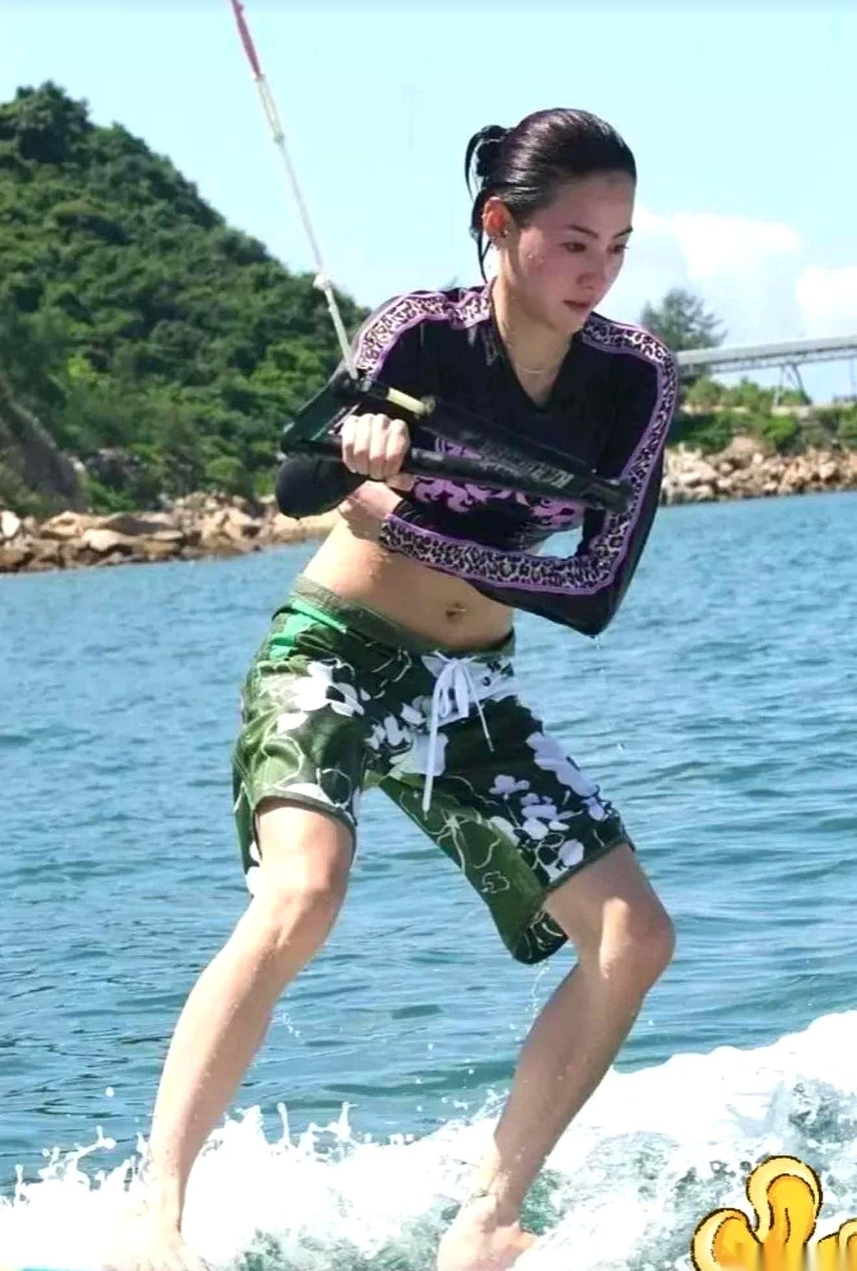 就在刚刚过去的七夕，一段张柏芝独自出海冲浪的视频在网上传开了。
当同龄女星都在精修图里晒玫瑰和烛光晚餐时，这个40多岁、连张大学文凭都没有的单亲妈妈，正踩在冲浪板上，一个人把海浪劈成了两半。看着她那身紧致的肌肉线条，你才会发现，学历低，可能已经是她身上最不值一提的标签了。
视频里没有任何娇滴滴的摆拍
