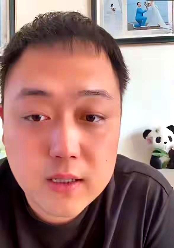 成成离婚这事儿闹得沸沸扬扬，评论区比菜市场还热闹。
人家两口子的事儿，外人哪儿看
