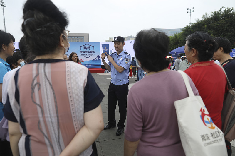 那声“喂”，你说了十几年，如今却可能变成骗子手里的刀。
9月18日，新华社发布的一条消息让不少人心里咯噔一下。北京市公安局民警郭涛在公开提示中讲到，最近冒出一种专门“收声音”的骗局。骗子拨通电话后一言不发，你习惯性地开了口，短短几秒的人声，AI就能照葫芦画瓢，复刻出你的嗓音。接下来，你的“声音”会打