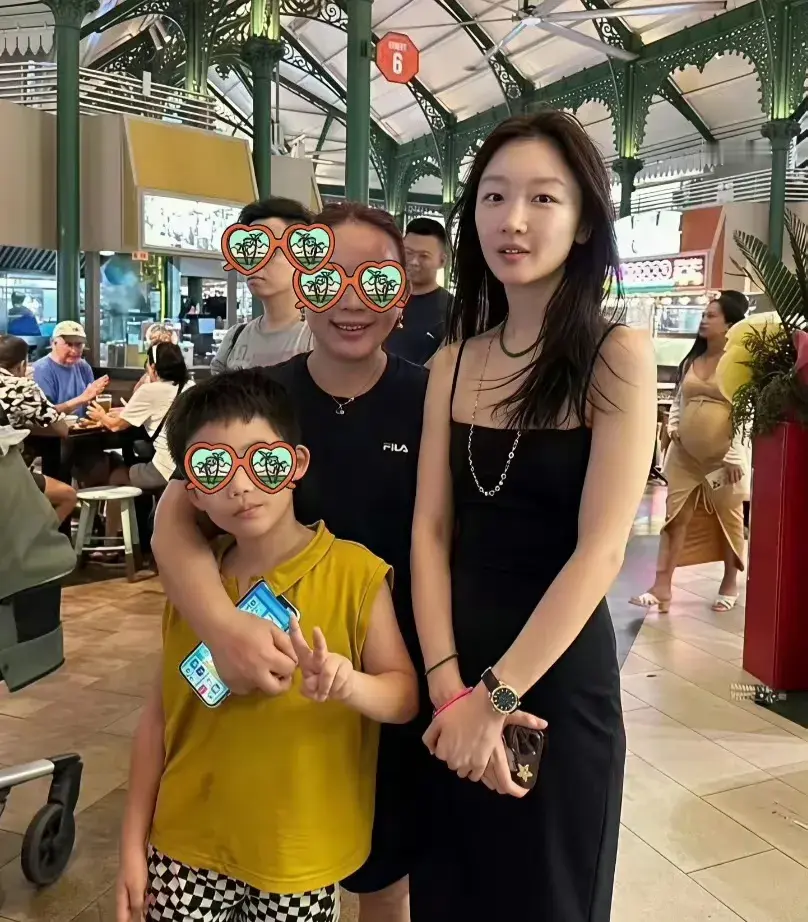 路人镜头下的周冬雨，彻底颠覆了我对她别人说她矮小和普通的认知。 ​​​