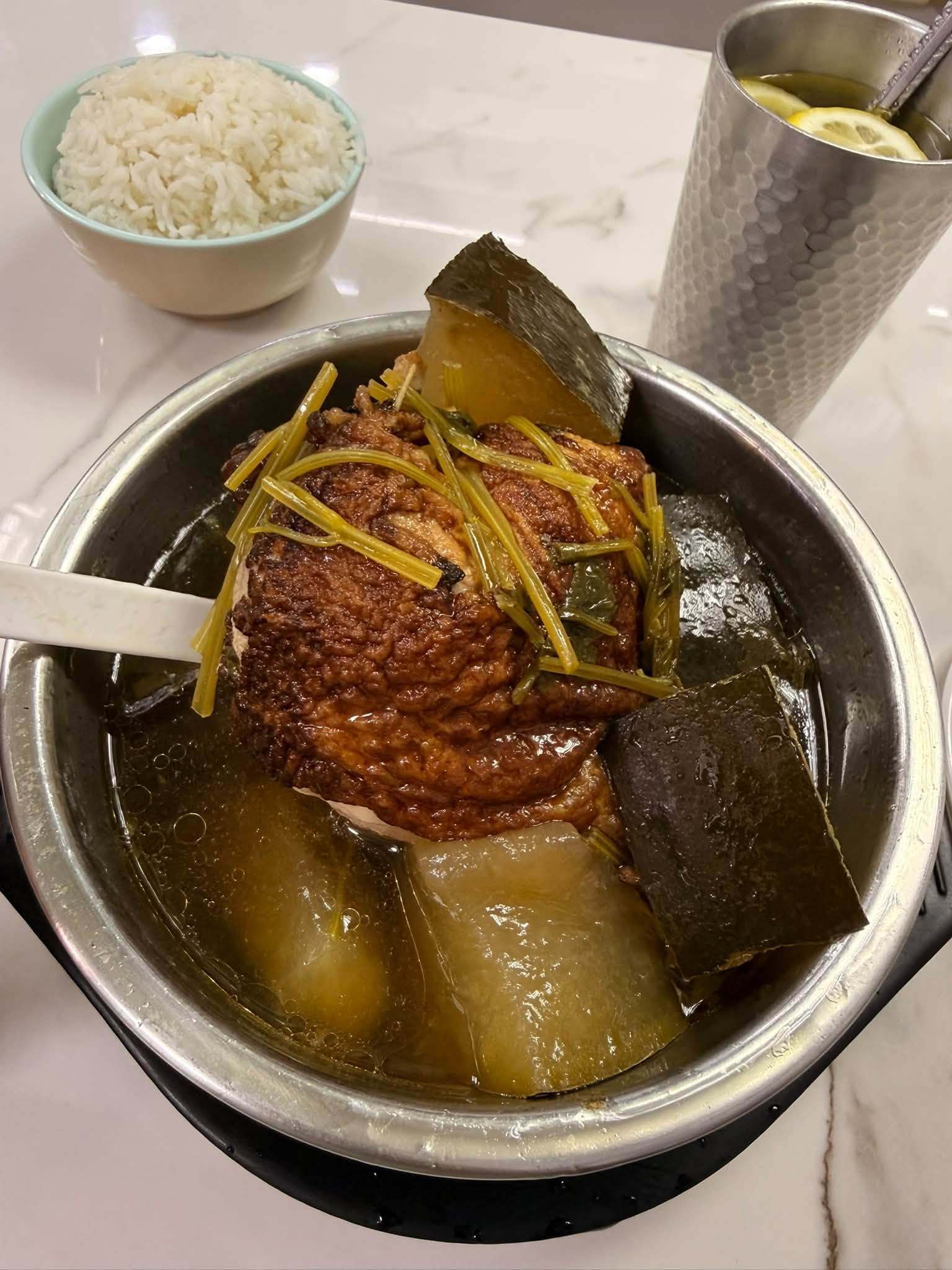 秋天，香港茶餐廳必備：鴨腿湯飯 ​​​