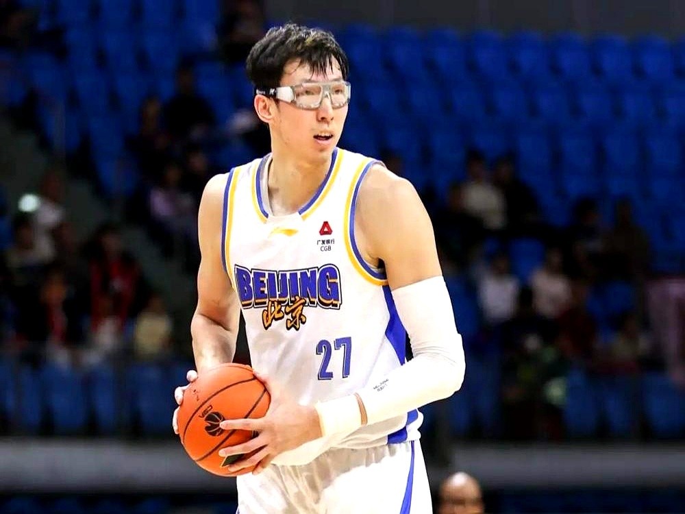 周琦落选了最新一期男篮集训名单。

身体没伤，本人也想打，但就是没进去。原因挺实在：整个夏天他都没参加国家队合练。

现在这支队伍的战术体系变了。以前内线是绝对核心，现在讲究外线驱动，内线更多是去干脏活累活。要是把周琦招进来，整个战术打法得推倒重来，这代价教练组承受不起。

反观余嘉豪、焦泊乔这些年
