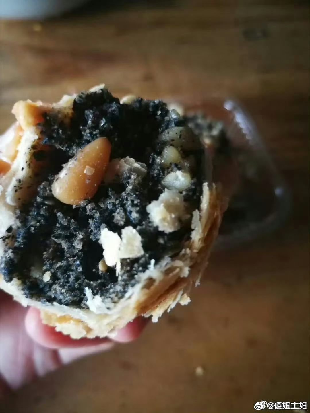 酥大家都在催，已经上架啦！这批酥26号可以开始发货，喜欢吃的来拍枣泥酥订单多是意料之中，今年月饼节以来，纯莲蓉酥深受喜欢，是我意料之外的其实肉松酥也是我很喜欢的，肉松酥的馅料是我自己盘的，用自己纯手工炒的莲蓉馅，加入肉松，咸蛋黄制作而成，咸甜口的。酥皮奶黄这次数量不多，拍完即止。