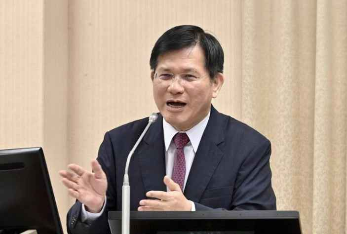 马科斯刚说过“菲律宾不会充当美军介入台海的跳板”，岛内“台独”分子果然急了。
 
8月下旬，台外事部门负责人林佳龙搬出17万在台菲籍劳工，声称“台湾有事就是菲律宾有事”。
 
这操作说白了就是偷换概念，把“保护老百姓”和“跟着打仗”给搅和成一锅粥了。
 
真要出事，菲方的正常逻辑不应该是赶紧想办法把