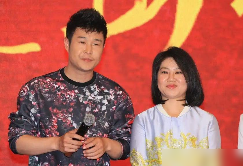 零片酬，沈春阳导演处女作，四天干到1.47亿，把小沈阳人脉直接变现了。
上映前预售才940万，排片21.7%，首日就轰下4820万。AI预测总票房上调到3.62亿。
贾冰、魏翔、徐志胜、于洋、李晨，30多个喜剧熟脸全塞进去了。剧情被骂套路，但真夫妻上阵，观众就是认。
小沈阳不拿钱，拿的是人情债