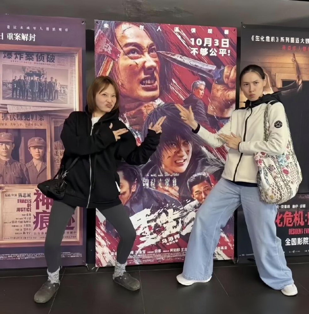 38岁梁洛施牵着导演男友的手，在电影院里看自己主演的《重生2》，这画面谁看了不愣一下。
不是路演，不是首映，就是私下看电影。两人穿着同款黑色T恤，十指紧扣，散场被拍到还对视笑。
马浴柯拍这片子，梁洛施是女主。路演时她自曝拍打戏直接骨折，现场还笑着讲，台下掌声没停过。马浴柯说她“看着软善，骨子里韧