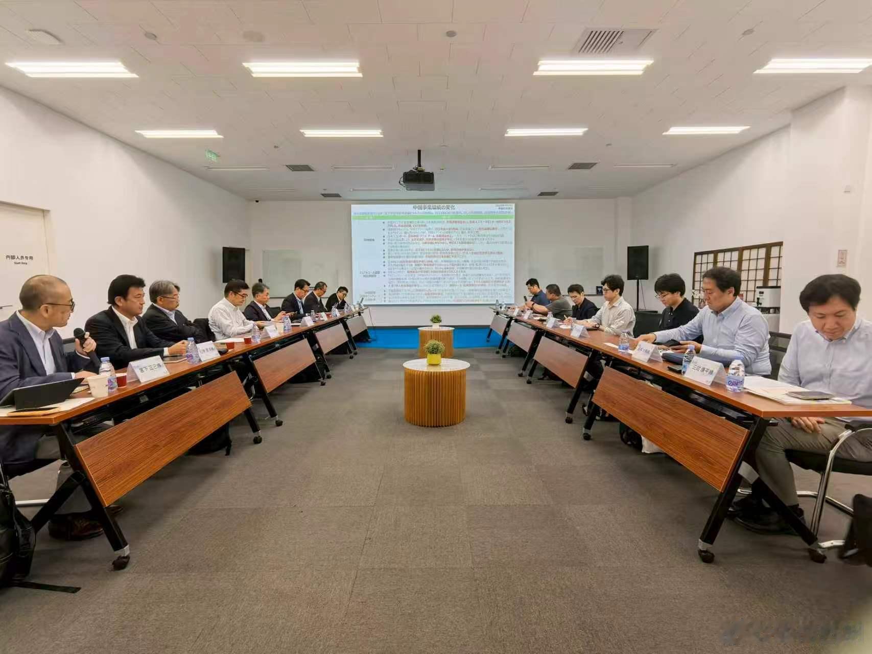 8月24日，神户大学经济学部梶谷教授以及另外四位日本高校学者到访北京。活动在北京松下纪念馆举办，除了参观介绍纪念馆之外，还举行了与五位商会副会长的座谈会。会上向日方学者介绍了当下中国的发展情况以及在华日本企业的经营活动。这周末，不少日本企业与高校相关人士前来观摩世界人型机器人运动会 ​