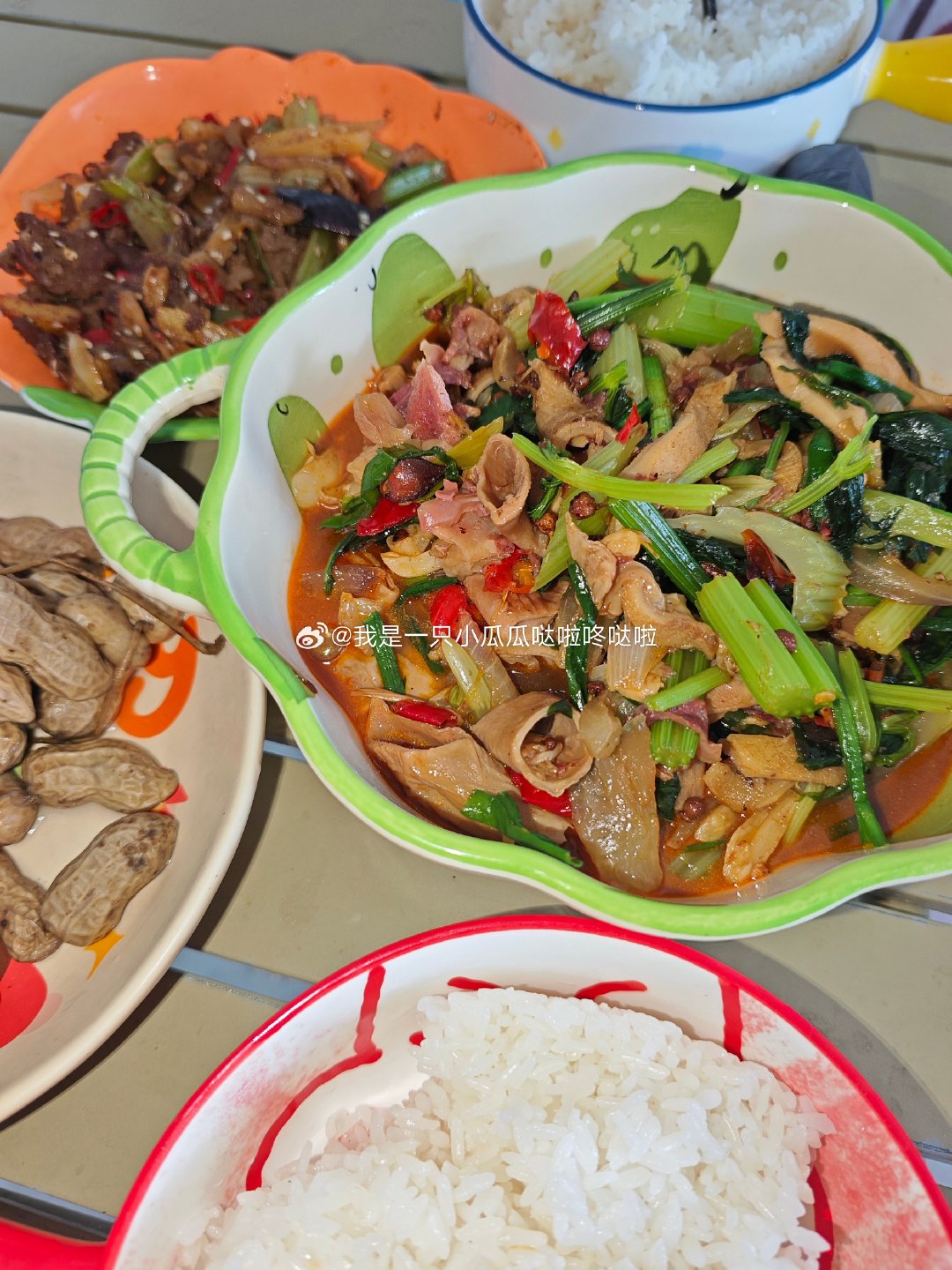 从140斤瘦到了131[苦涩]
一个半月的克制食欲
因为一点运动都不想做……

今天去吃了火锅，开心
但是deepseek说，不建议我吃香油，麻酱等高热量的调料
但是麻酱是我的最爱
希望今天吃了火锅，明天不会涨体重
我今天会多喝水的

配图是昨天炒的牛肉和牛杂，今天吃火锅忘拍照了 ​