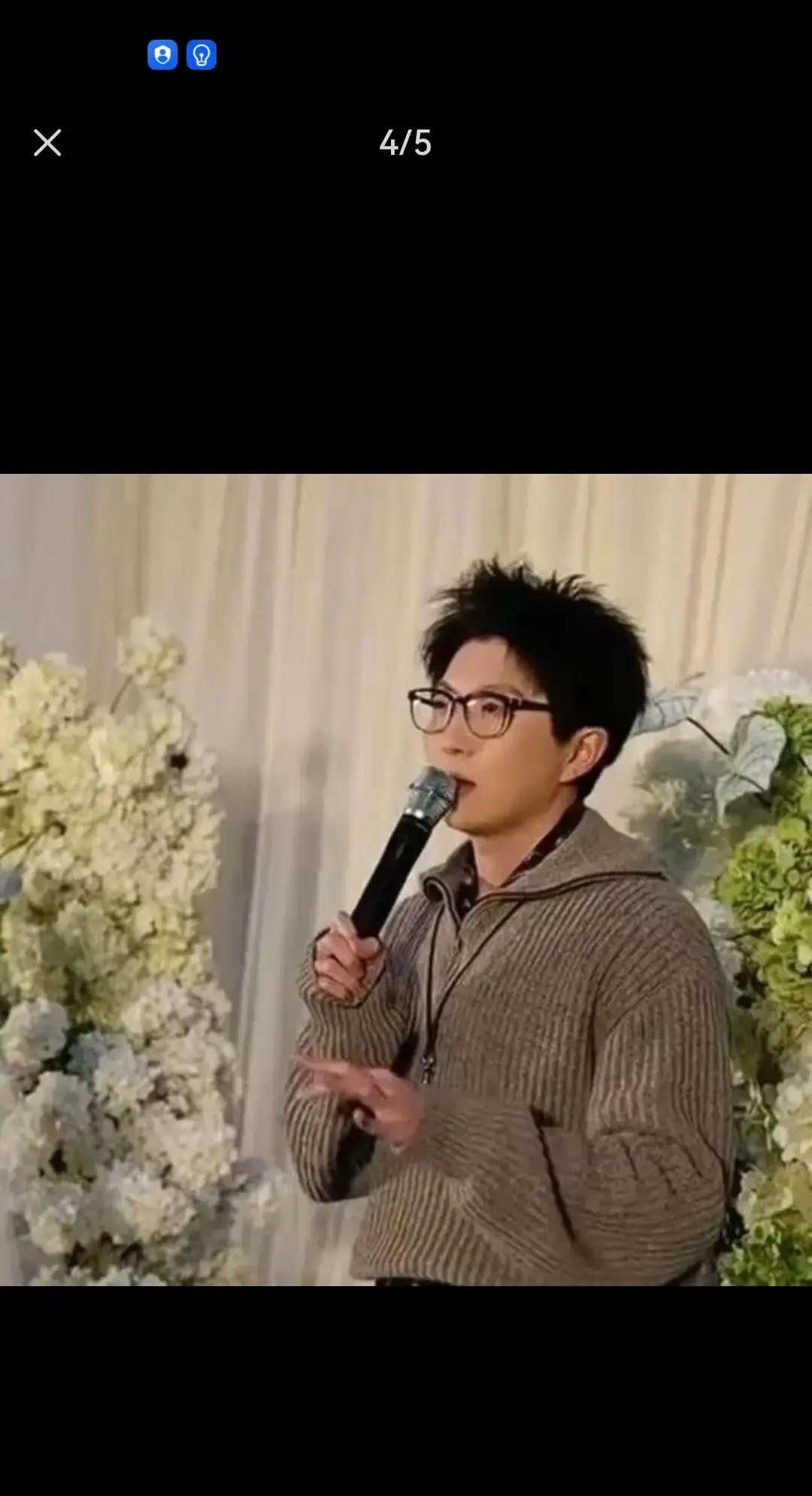 同一场婚礼下来，李健被夸成了体面教科书，转头就有人吐槽毛不易发言用力过猛，甚至连他当年学护理的底子都被翻出来嘲弄。
某些人捧一个踩一个的做派，未免太刻薄了。
李健说话确实有水平。三言两语照顾了全场，夸了新人又不抢风头，分寸感拿捏得死死的，透着一股骨子里的体面和清醒。
可毛不易那是用力过猛吗？